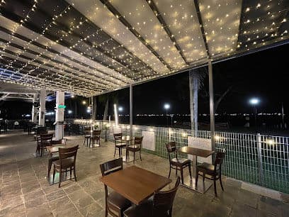 High Tide Bistro and Bar - Dog Cafes
