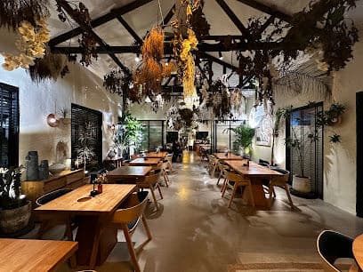 Under Der Linden: Café - Cat Cafes